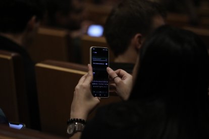 Un espectador votant en l'enquesta
