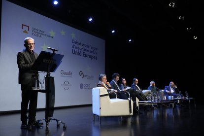 Igansi de Planell moderant el debat sobre l'acord d'associació amb la Unió Europea