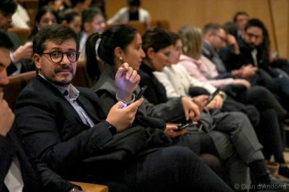 Assistents al debat del Col·legi d’Economistes votant l’enquesta.