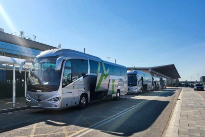 Els autobusos de la companyia Andbus a la terminal 2 de l'aeroport