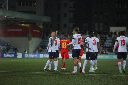 Anglaterra celebrant un gol a l’Estadi Nacional.