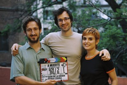 Dani de la Orden con Verónica Echegui y Joan Amargó

El director Dani de la Orden ('Loco por ella', '42 segundos'), se pone al frente de 'A muerte', nueva comedia romántica protagonizada por Verónica Echegui y Joan Amargó, que ha comenzado su rodaje en Barcelona. La ficción verá la luz en Atresplayer Premium y trata temas universales como la transición a la vida adulta, la muerte, la maternidad o las parejas de largo recorrido y sus crisis desde el prisma de la comedia.

SOCIEDAD CULTURA
ATRESMEDIA/DEAPLANETA