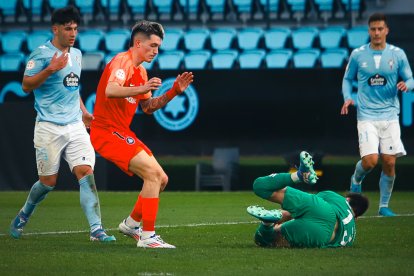 Lautaro no arriba a una pilota davant el porter del Celta, Marc Vidal.