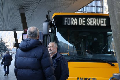 El director general d'Autocars Nadal, Bartumeu Gabriel, al davant d'un dels busos de la companyia.