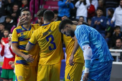 Els jugadors celebrant un gol en el partit contra Portugal al Poliesportiu.