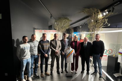 Membres de la FAC amb algunes personalitats, ahir a la seu del BiciLab.