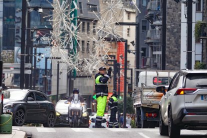 Agents de circulació regulant el trànsit a la capital.