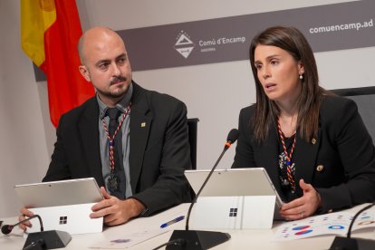 Els cònsols Xavier Fernàndez i Laura Mas durant la sessió del consell del comú