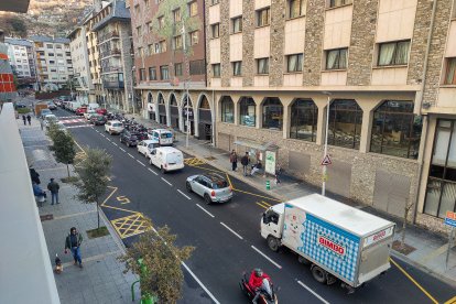 Cues de vehicles al carrer del Prat Gran.