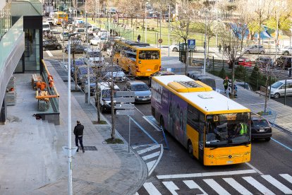 Cues de vehicles a l'avinguda Consell de la Terra.