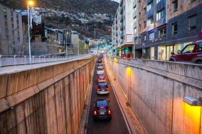 Cues de vehicles a l'avinguda Esteve Albert.