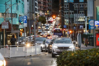 Cues de vehicles al carrer de la Unió, a Escaldes-Engordany.