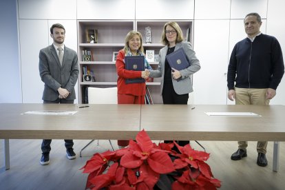 Signatura del conveni de col·laboració entre la ministra de Presidència, Economia, Treball i Habitatge, Conxita Marsol, i la directora general d'Andorran Banking, Esther Puigcercós