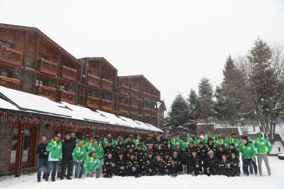 Esportistes, tècnics i directius de la FAE durant la trobada de Nadal, celebrada al Tarter.