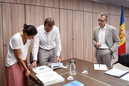 Nadal en una reunió amb el ministre Torres.