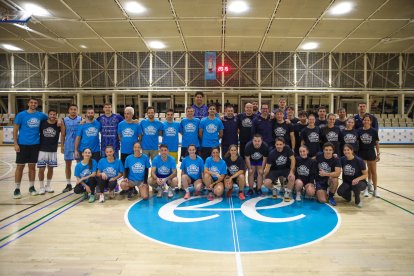 Fotografia de família dels integrants del partit d’esportistes.