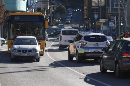 Un autobús de línia regular circulant.