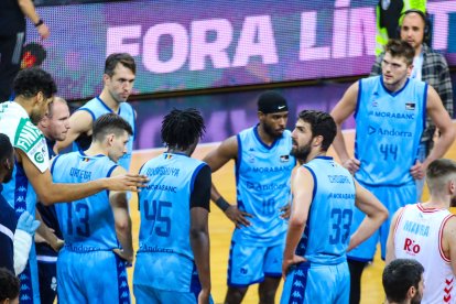 Els jugadors del MoraBanc, capcots al final del partit, ahir contra el Breogán.