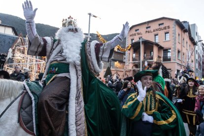 El Rei Melcior saludant els nens de la Massana