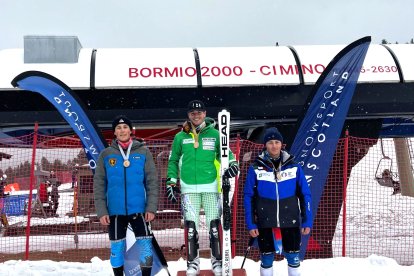 Bartumeu Gabriel, al centre, al podi de Bormio.