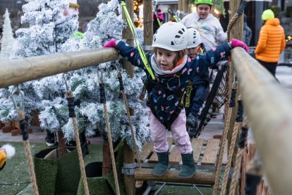 Infants gaudint d’una de les activitats del parc.