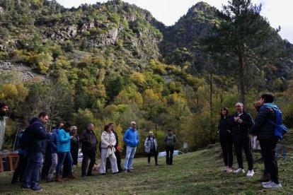 Espot, amb el micròfon, durant l’acte d’ahir a la borda Sabater.