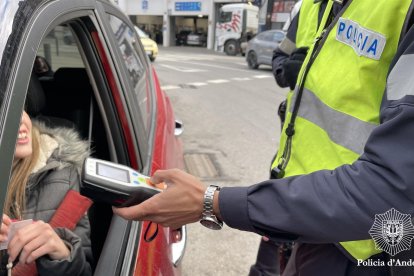 Control d'alcoholèmia de la policia durant la campanya de Nadal