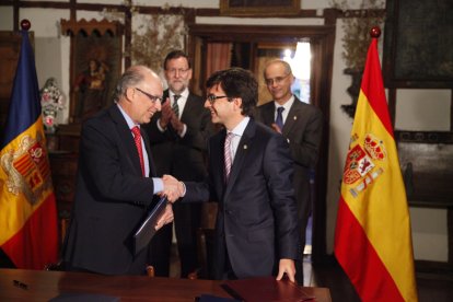 Montoro i Cinca celebrant l’acord en presència de Rajoy i Martí