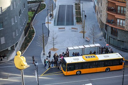 Persones esperant el bus.