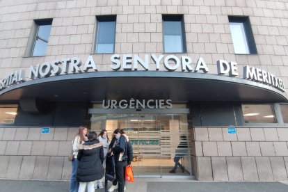 Vàries persones a la porta del servei d’urgències de l’hospital.