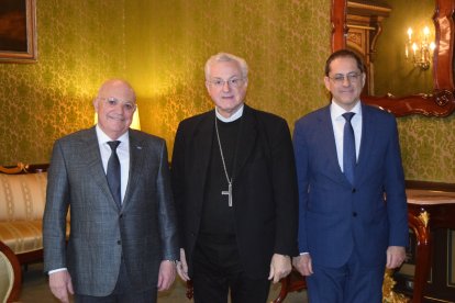 El copríncep episcopal amb el president del Comitè Olímpic Andorrà, a l'esquerra, aquesta tarda al Palau Episcopal de la Seu