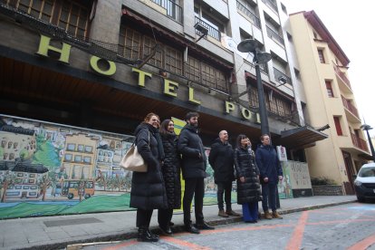 Les autoritats a les portes de l’antic hotel Pol.