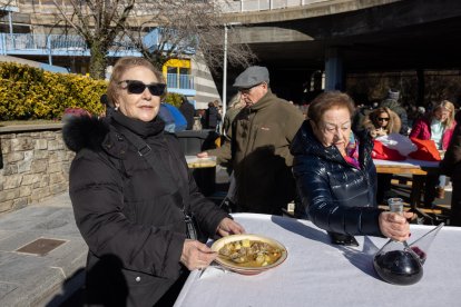 Dues dones gaudint de l'escudella escaldenca