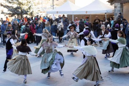 L'Esbart Valls del Nord actuant en l'escudella de Sant Antoni de la Massana