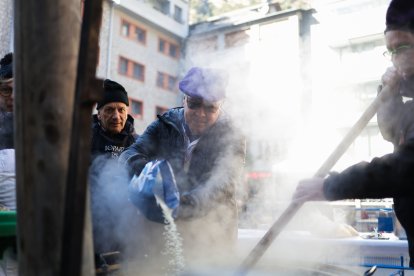 Tirant l'arròs a l'escudella d'Andorra la Vella