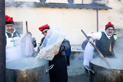 Els escudellaires preparant el plat típic