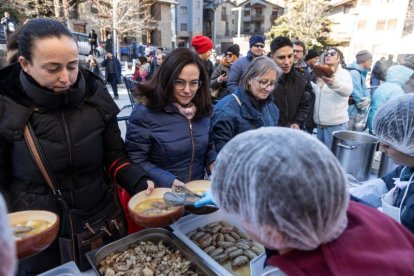 Els veïns de la Massana esperant a rebre les seves racions