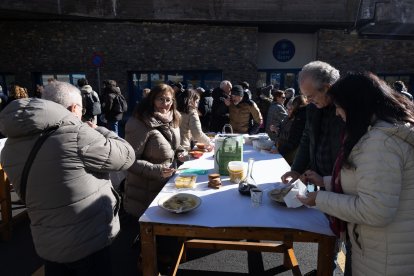 Els veïns d'Escaldes menjant l'escudella