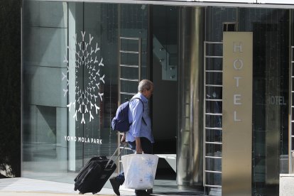 Un turista entrant en un establiment hoteler.