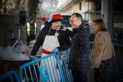 Espot saludant a un dels cuiners de l’escudella d’Escaldes.