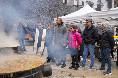 La cònsol major d’Encamp, el ministre de Turisme i el mossèn durant la benedicció.