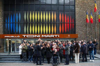 Homenatge a l’excap de Govern a les portes del pavelló Toni Martí.