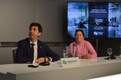 El cònsol major d'Andorra la Vella, Sergi González, i la directora científica de la Fundació Alícia, Elena Roura, durant la presentació del projecte