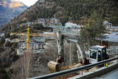 Grues i una excavadora a la Massana.