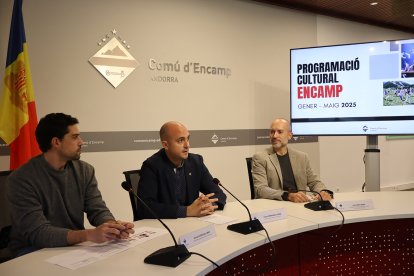 El tècnic de cultura del comú d'Encamp, Àlvaro Rodríguez, el cònsol menor d'Encamp, Xavier Fernández, i el conseller de Cultura, Infància i Joventut, Joan Sans, durant la presentació de la programació cultural.