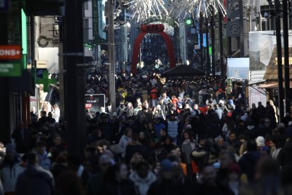 L'eix comercial ple de visitants el Nadal passat