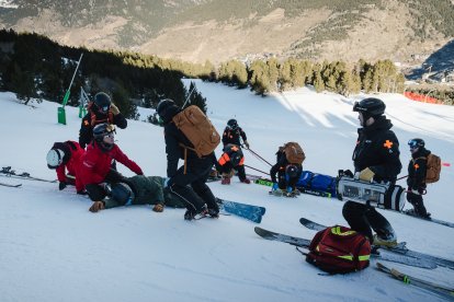 Un dels moments del simulacre d'evacuació a Soldeu