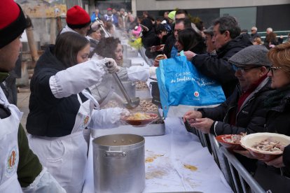 Els veïns de Sant Julià esperen per menjar l'escudella