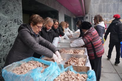 Els voluntaris ajuden a preparar l'escudella