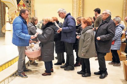 Els veïns a la missa de Sant Sebastià